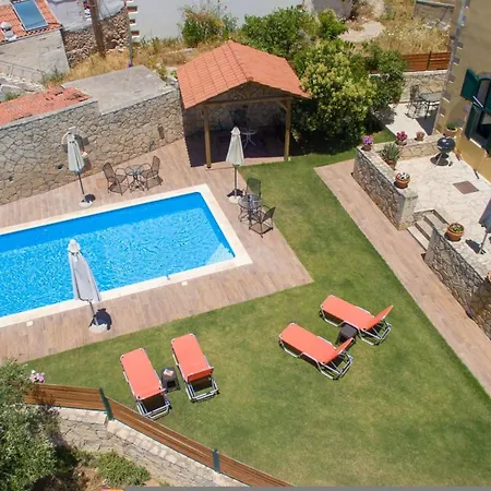 Skandalis With Pool Apartman
